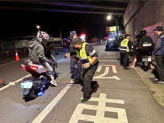 中和警分局22日強化攔查及執法作為，規畫在興南路2段399巷口往烘爐地方向進行路檢稽查。（中和警分局提供）