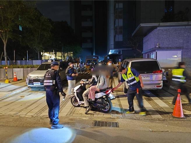 板橋警分局攔查百餘部汽機車，取締非法改裝噪音車。（板橋警分局提供）