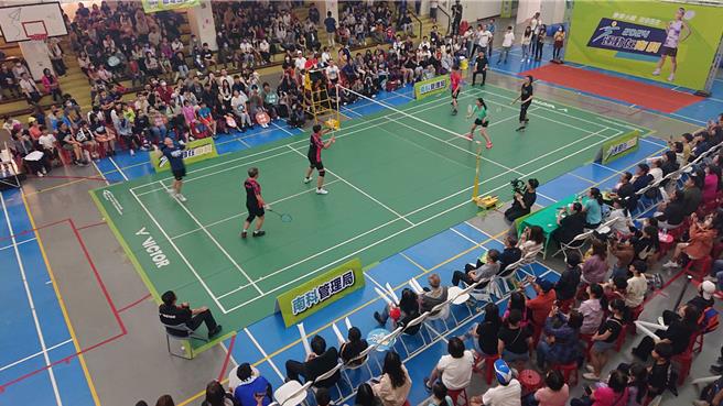 南科管理局23日举办运动在南科，找来台湾球后戴资颖在南科实中打羽球示范赛，场馆涌入上千名球迷欣赏。（程炳璋摄）