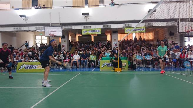 南科管理局23日举办运动在南科，台湾球后戴资颖（左二）出场与群创光电公司员工搭配打羽球示范赛。（程炳璋摄）