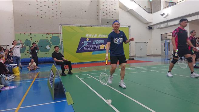 南科管理局23日举办运动在南科，台湾羽球天后戴资颖登场打示范赛，赛前在场地热身。（程炳璋摄）