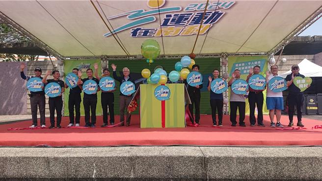 南科管理局23日举办运动在南科活动，国科会主委吴政忠（左六）、南科管理局长苏政纲（左五）、台南市副市长叶泽山（右六）与台湾羽球天后戴资颖（右五）出席开幕仪式。（程炳璋摄）