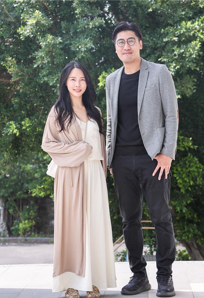 咪妃（左）与台北海大国际暨校际合作事务处处长林威克（右）是重机同好。（罗永铭摄）