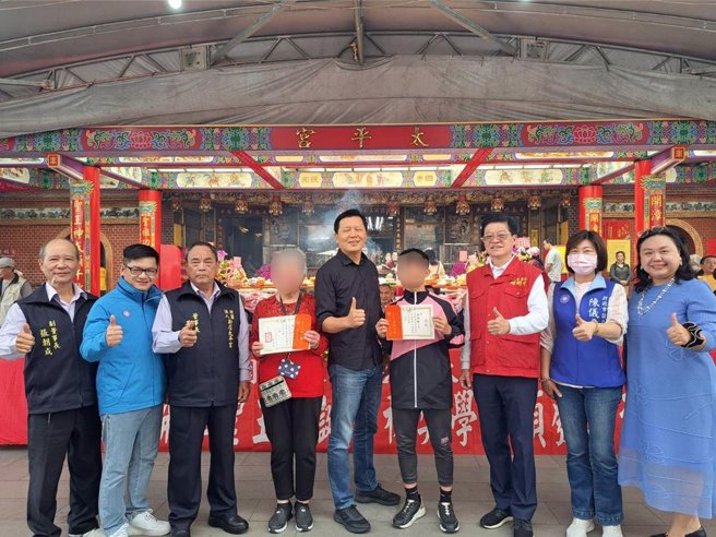 新北市副市長朱惕之今特別至太平宮頒發清寒獎助學金，共計各級學校學生逾千人受贈。（新店區公所提供）