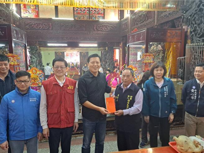 今年太平宮捐贈100萬元給新店區公所做為急難救助經費，用於扶助新店區弱勢家庭或生活陷於困境民眾。（新店區公所提供）