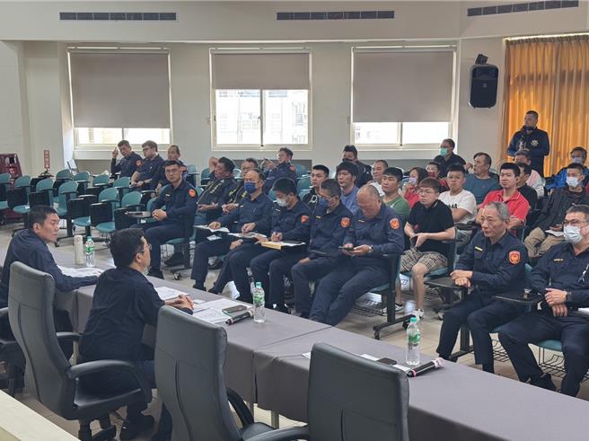 彰化警分局為防止大甲媽遶境再發生鬥毆事件，23日召集各宮廟代表共同簽署「優質宮廟文化-行動公約」。（彰化分局提供／張亦惠彰化傳真）