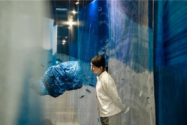 2樓巧之藝廊「步入織夢」展區以『夢』為主題，基底以藍染織線為材料，邀請編織、刺繡、纏花、金工不同領域的工藝家為本次展覽創作。（新北市土城警分局提供／劉瑋晴新北傳真）