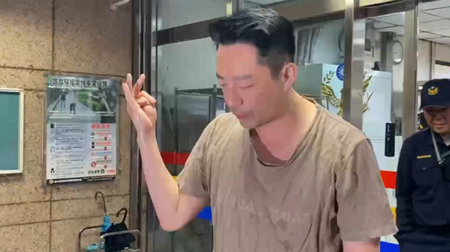 汪小菲昨到警局指控大S濫用藥物。（讀者提供）