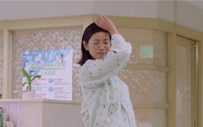 米可白角色罹患重病，在醫院仍保持開朗樂觀性格。（東森提供）