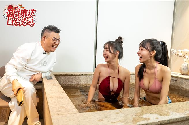 小珍奶（中）、林襄（右）穿比基尼泡湯。（TVBS提供）