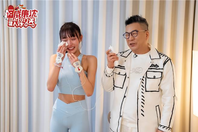 林襄（左）被電療片嚇哭。（TVBS提供）