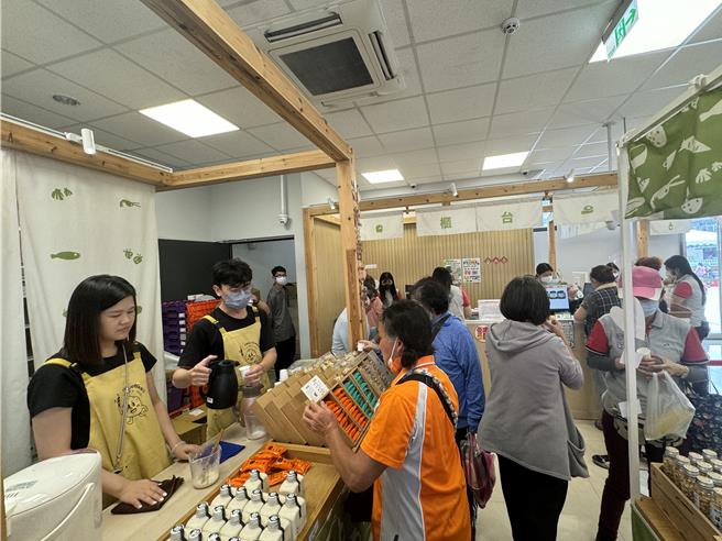 永鮮農甜展售館門庭若市，每月營業額超過500萬元。(曹婷婷攝)