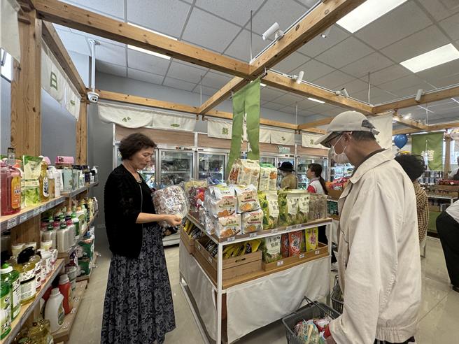 永鮮農甜展售館網羅各地優質農特產品，每月營業額超過500萬元。(曹婷婷攝)