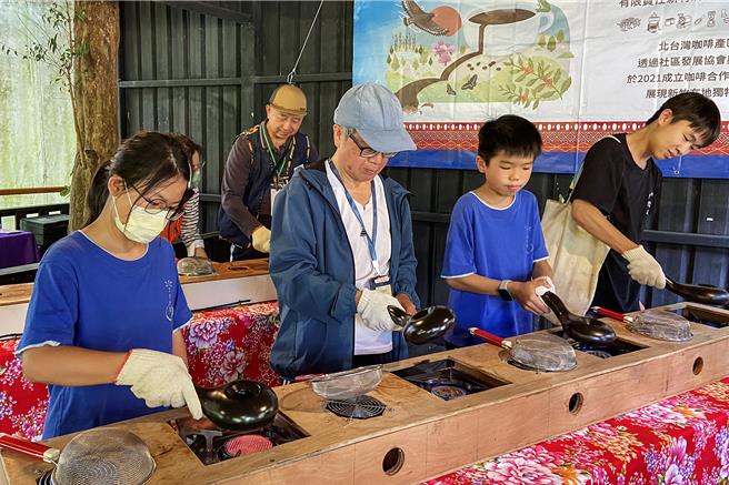 關西咖啡節以食農教育讓參與民眾體驗烘豆，現場咖啡香氣四溢。（羅浚濱攝）