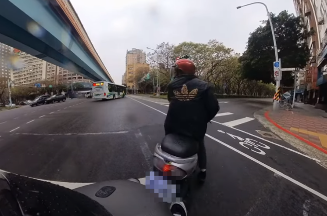 有骑士日前在待转时，遇到三宝因错过待转格，竟然用倒车的方式要停进来，且还没注意后方有无车辆，最后遭到骑士猛力一踢表示「拒绝车与车的连结」。（图／ 翻摄自「WoWtchout-地图型行车影像分享平台」）