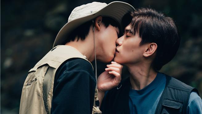邱宇辰（右）与黄宏轩的溪边吻戏让无数腐女「心臟爆击」。（结果娱乐提供） 
