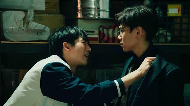 邱宇辰（右）、黄宏轩为酒醉强吻戏排练多次做足准备。（结果娱乐提供） 