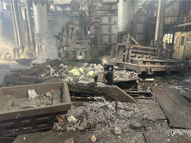 高雄市湖內區中山路二段佳豐鋁業工廠鍋爐疑似氣爆，造成2死6人輕重傷。（高雄市消防局提供／林雅惠傳真）