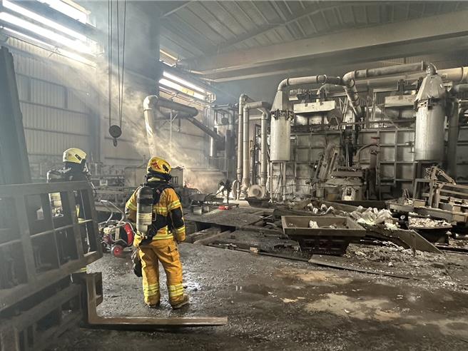 高雄市湖內區中山路二段佳豐鋁業工廠鍋爐疑似氣爆，造成2死6人輕重傷。（高雄市消防局提供／林雅惠傳真）