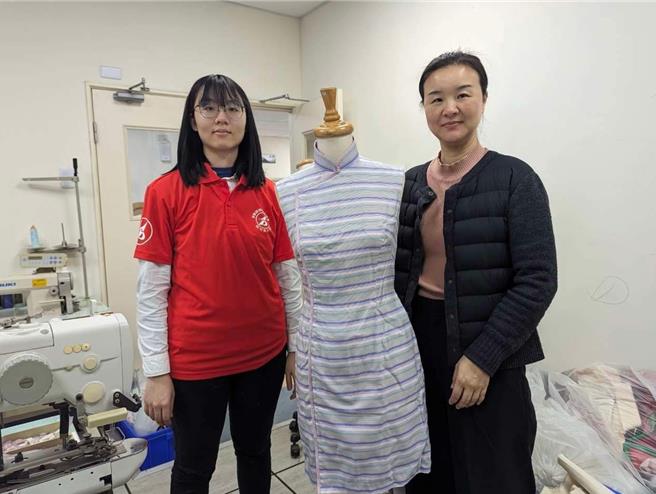 桃竹苗分署國服培訓選手張紋芯（左），努力練習國服製作希望在分區賽一舉拿下好成績，右為訓練老師徐彥芬。（桃竹苗分署提供／蔡明亘桃園傳真）