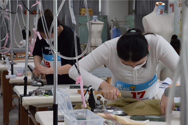 全國技能競賽服裝創作職類競賽示意圖，圖為2023年競賽實況。（桃竹苗分署提供／蔡明亘桃園傳真）