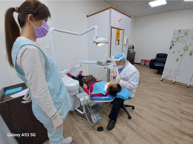 台中市大台中牙医师公会23日成立「自由里牙医巡迴医疗站」。（台中市府提供）