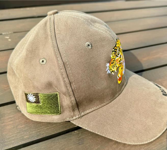 前立委蔡正元今（23）日在臉書貼出照片指出，關渡指揮部把帽子的國旗顏色改為綠色。（摘自蔡正元臉書）