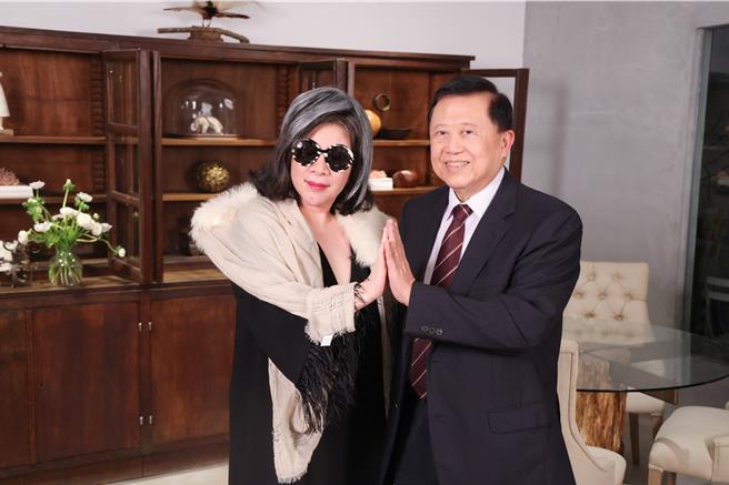 陈文茜（左）跟振兴医院院长魏峥拥有40年的好交情。（Yahoo TV提供）