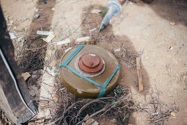 女子高举手机寻找讯号时，不慎误触地雷身亡。(图:shutterstock/达志)