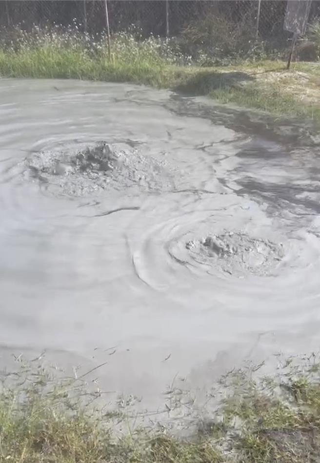 屏東萬丹泥火山23日下午2時許噴發，是今年首度噴發，並距離上次噴發時間剛好4個月，且時間點也差不多。（村長陳玉意提供／謝佳潾屏東傳真）