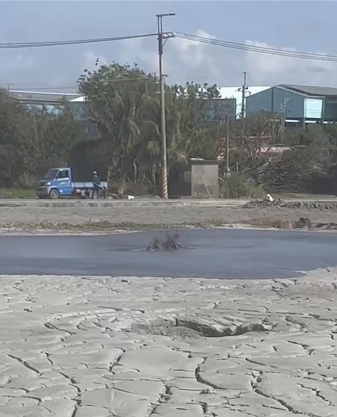 屏東萬丹泥火山23日下午2時許噴發，是今年首度噴發，並距離上次噴發時間剛好4個月，且時間點也差不多。（村長陳玉意提供／謝佳潾屏東傳真）