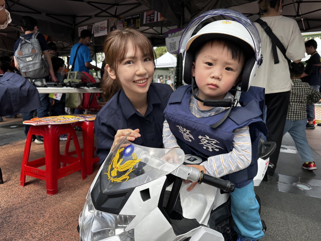 2024新北兒童安全一條龍嘉年華會，成功吸引許多家長攜帶兒童前來參加，會場氣氛溫馨、歡笑聲不斷。（圖／警方提供）