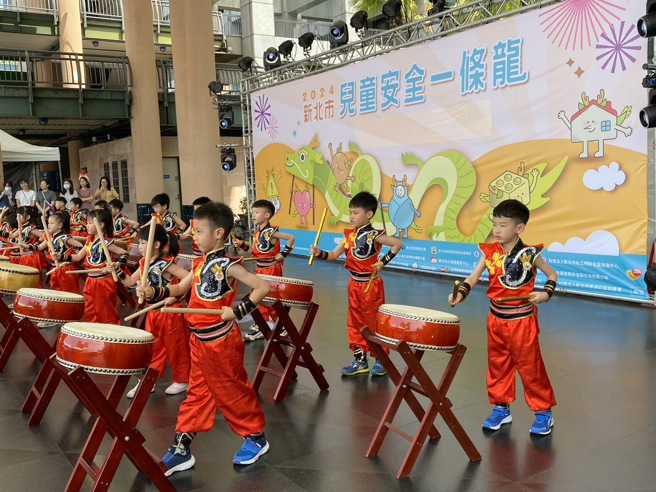 2024新北兒童安全一條龍嘉年華會，成功吸引許多家長攜帶兒童前來參加，會場氣氛溫馨、歡笑聲不斷。（圖／警方提供）