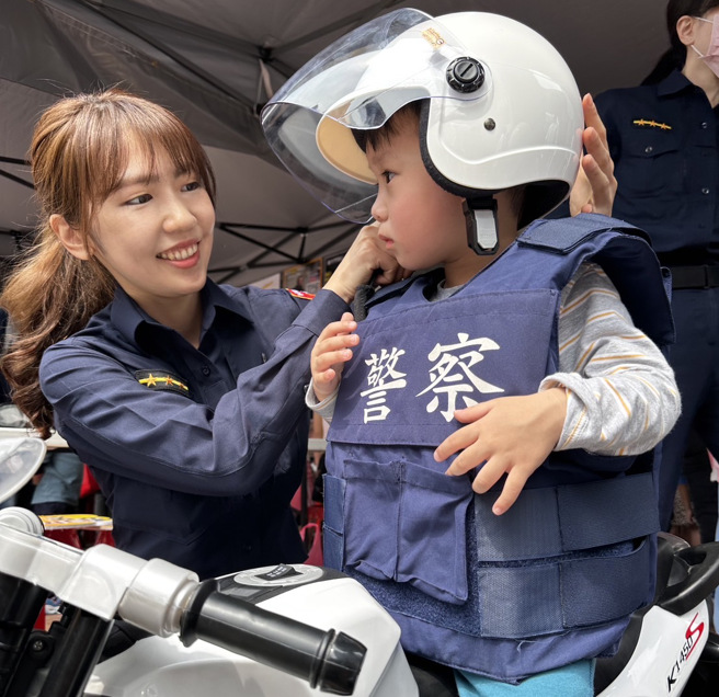 2024新北兒童安全一條龍嘉年華會，成功吸引許多家長攜帶兒童前來參加，會場氣氛溫馨、歡笑聲不斷。（圖／警方提供）