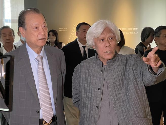 亞美館與元大文教基金會再度攜手，舉辦當代藝術大師「王懷慶：五十年創作精選展」，從北京專程來台的王懷慶（右）親自向亞大創辦人蔡長海（左）解說創作歷程。（王煌忠攝）