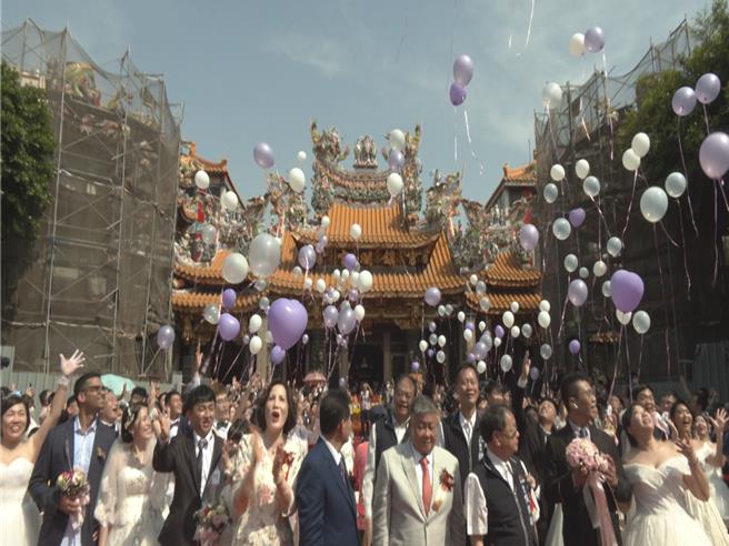 大甲妈集团婚礼于23日盛大登场，83对新人们一起将手中的气球施放升空。（民眾提供）