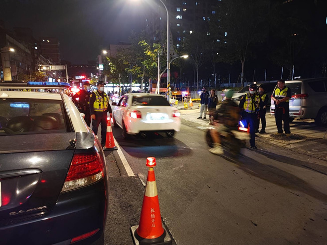 為防範年輕人及改裝車族群聚集夜遊，或從事飆車、競速等危險駕駛行為，板橋分局編排多名警力，以威力路檢、密集巡邏等方式，藉以遏阻危險駕車歪風。（圖／警方提供）
