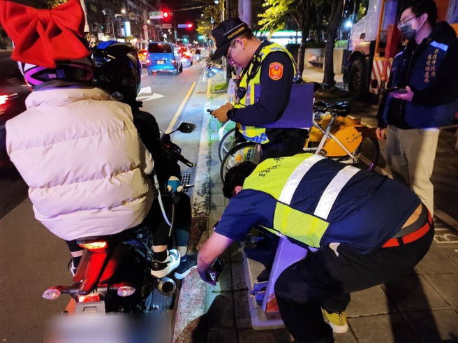 為防範年輕人及改裝車族群聚集夜遊，或從事飆車、競速等危險駕駛行為，板橋分局編排多名警力，以威力路檢、密集巡邏等方式，藉以遏阻危險駕車歪風。（圖／警方提供）
