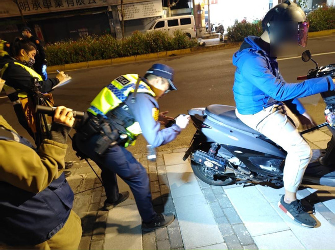 為防範年輕人及改裝車族群聚集夜遊，或從事飆車、競速等危險駕駛行為，板橋分局編排多名警力，以威力路檢、密集巡邏等方式，藉以遏阻危險駕車歪風。（圖／警方提供）