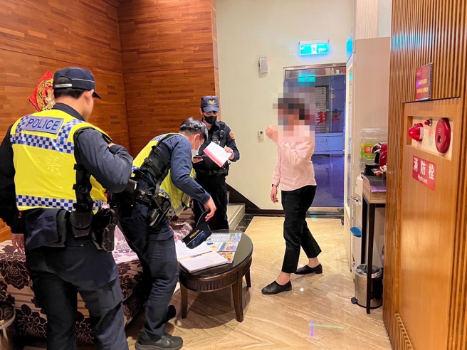 昨（22日）晚間板橋分局為「靜化」轄區、壓制幫派暴力，規劃勤務針對易有群聚滋事處所、幫派份子常出入地點等治安顧慮場所進行臨檢。（圖／警方提供）