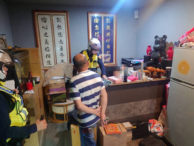 昨（22日）晚間板橋分局為「靜化」轄區、壓制幫派暴力，規劃勤務針對易有群聚滋事處所、幫派份子常出入地點等治安顧慮場所進行臨檢。（圖／警方提供）