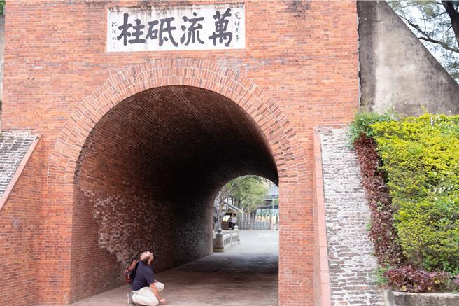 Kurt Perschke去年實地走訪台南場勘，最後決定紅球登場的地點。(台南市文化局提供／曹婷婷台南傳真)