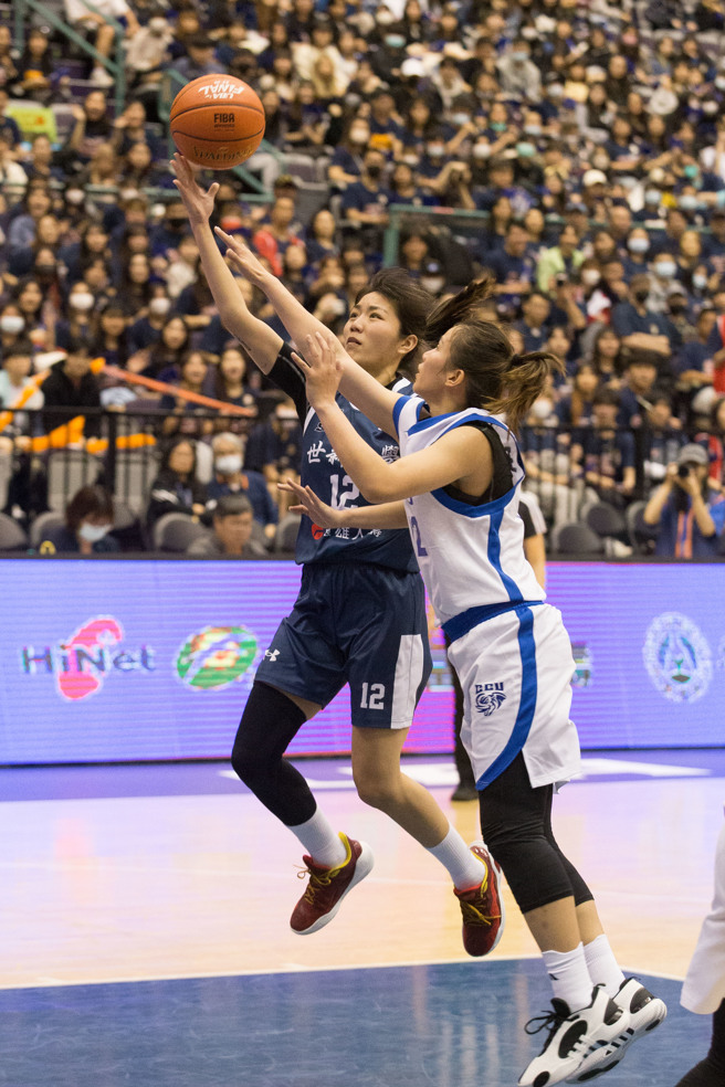 世新大學楊淑琄（左）貢獻14分。（杜宜諳攝）