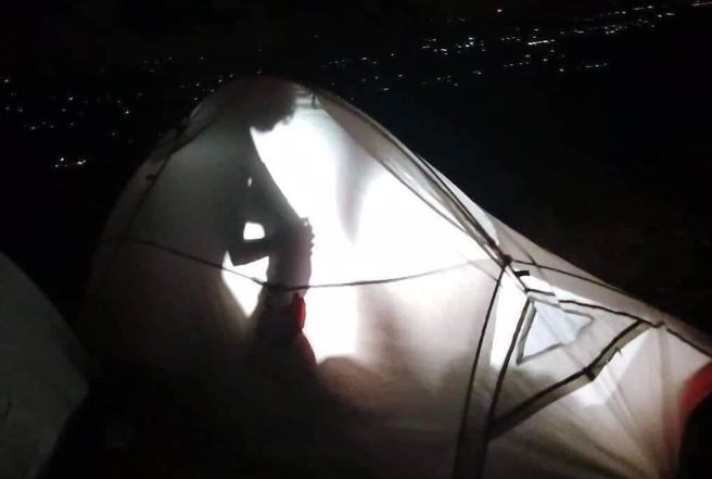 有網友分享在野外看到一頂帳篷內有2個人影，還看見有隻腳舉超高，被其他網友窺喊「是高級的皮影戲」。（圖／翻攝自臉書爆廢公社）