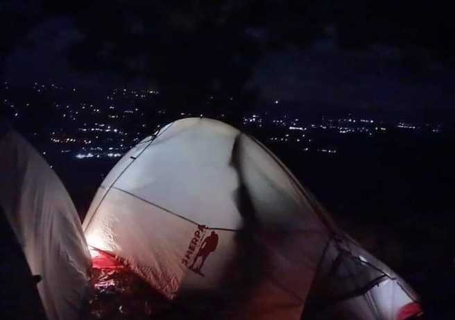 有網友分享在野外看到一頂帳篷內有2個人影，還看見有隻腳舉超高，被其他網友窺喊「是高級的皮影戲」。（圖／翻攝自臉書爆廢公社）