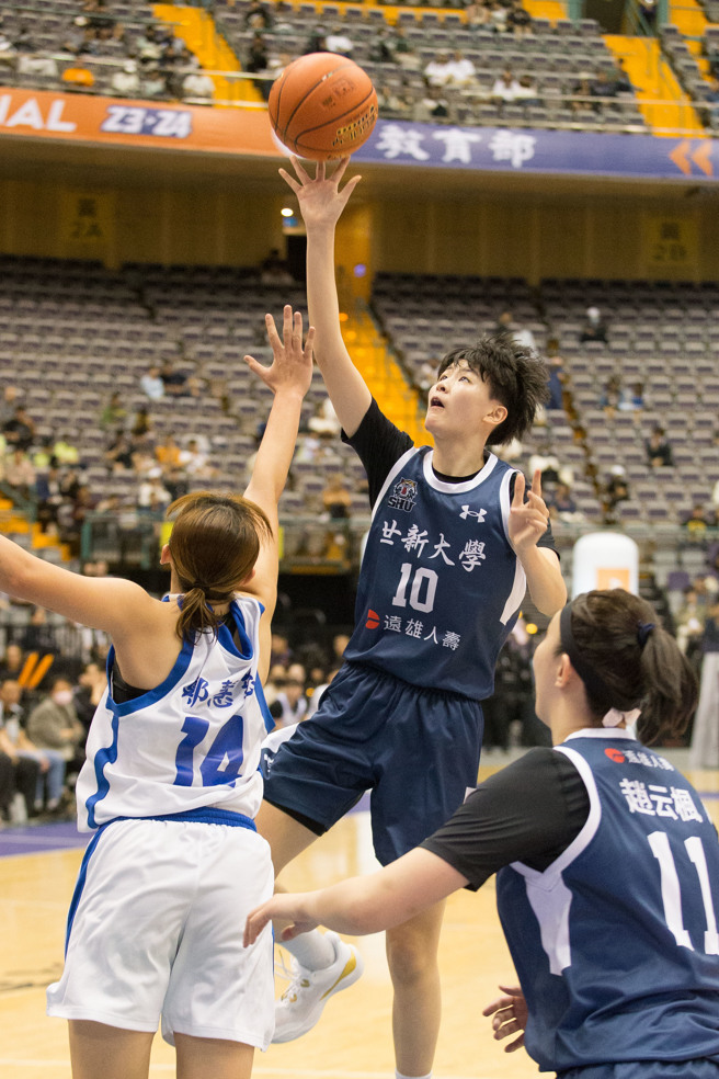 世新大學游沁樺（中）獲得19分、6籃板，助隊進入UBA公開女一級冠軍賽。（杜宜諳攝）