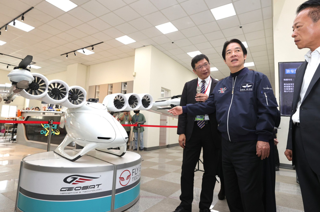 副总统赖清德（右二）22日到位于嘉义县的亚洲无人机AI创新应用研发中心参访，并与业者交流。（总统府提供）