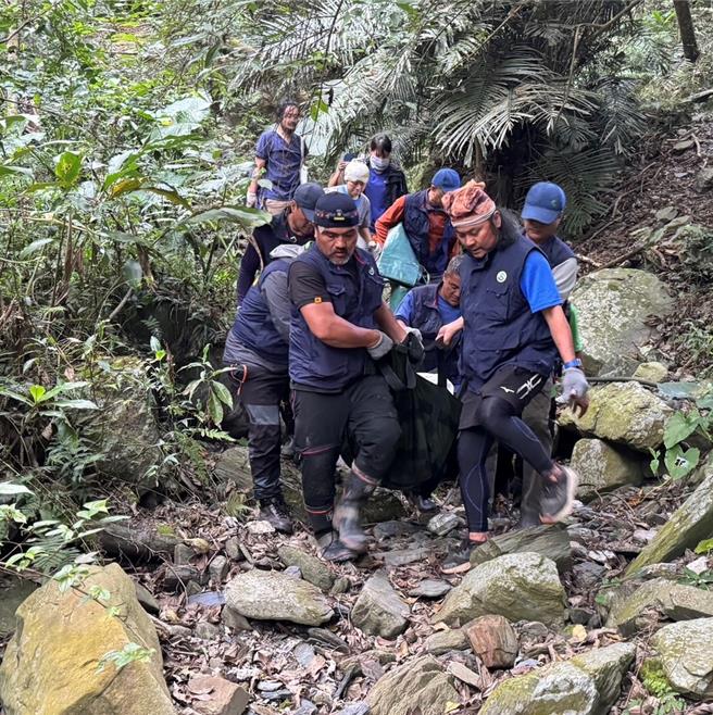 救援搬运，将台湾黑熊移往山下送台东野湾野生动呜医院救治。。（林业保育署花莲分署提供／王志伟花莲传真）