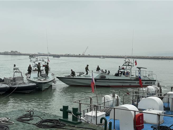 17日出海釣魚因濃霧迷航遭大陸海警尋獲的2名金門釣客，其中吳姓釣客今（23）日中午已由海巡艇接回，另一名胡姓釣客卻因疑似現役軍人身份仍遭陸方留置未歸。（于家麒攝）