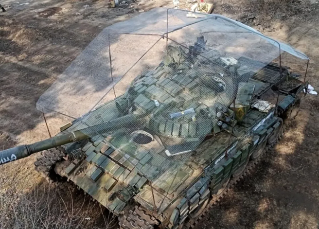 這次烏克蘭戰場上充斥著各類體積小、速度快、低噪音的攻擊無人機，坦克裝甲車輛都加裝了防護網。（圖／騰訊網）